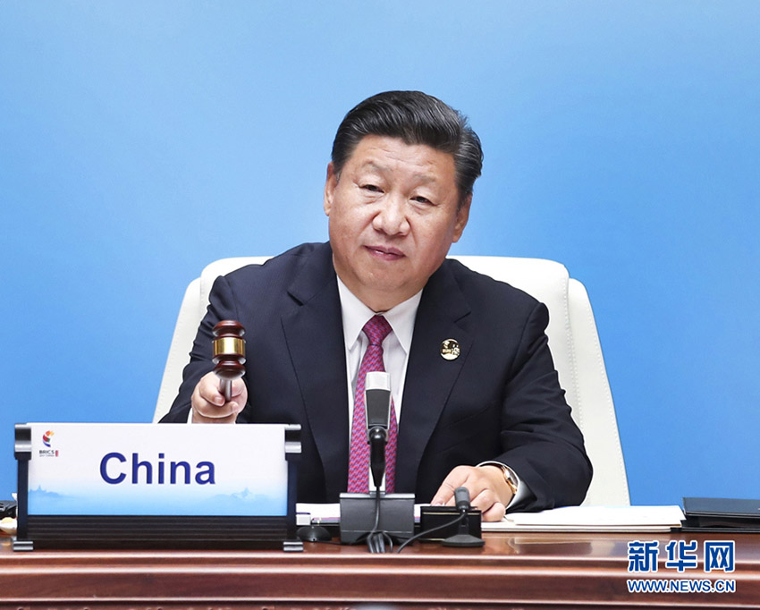 9月4日，金磚國家領(lǐng)導(dǎo)人第九次會晤在廈門國際會議中心舉行。國家主席習(xí)近平主持會晤並發(fā)表題為《深化金磚伙伴關(guān)系 開辟更加光明未來》的重要講話。這是習(xí)近平敲下木槌，宣布金磚國家領(lǐng)導(dǎo)人廈門會晤開幕。 新華社記者 謝環(huán)馳 攝