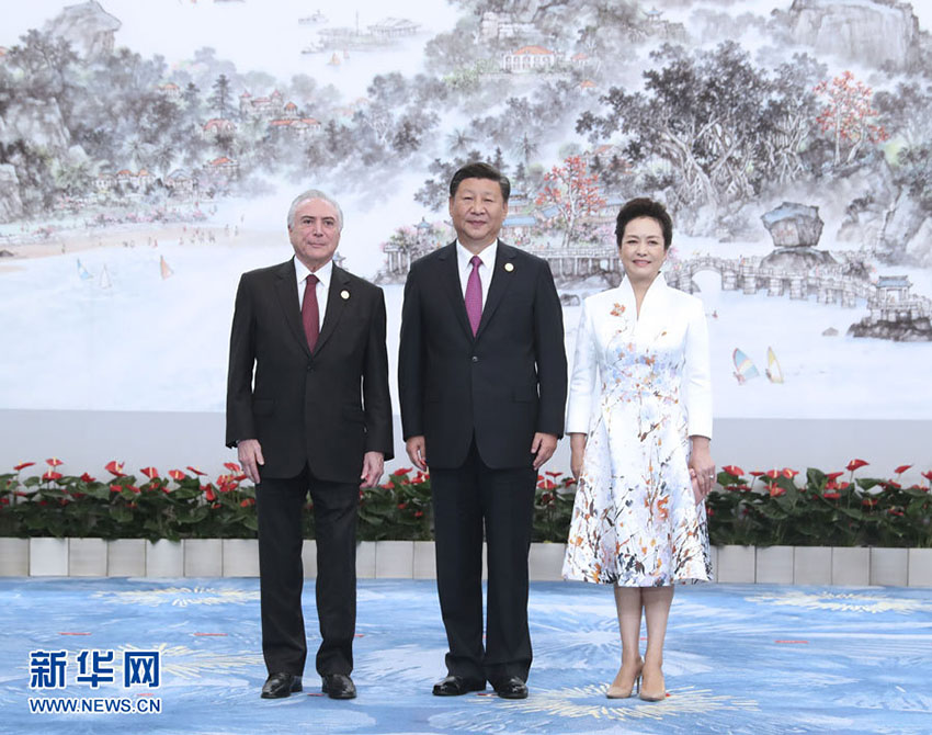 9月4日，國(guó)家主席習(xí)近平和夫人彭麗媛在廈門國(guó)際會(huì)議中心舉行宴會(huì)，歡迎金磚國(guó)家和新興市場(chǎng)國(guó)家與發(fā)展中國(guó)家對(duì)話會(huì)受邀國(guó)領(lǐng)導(dǎo)人及配偶、嘉賓。這是習(xí)近平和彭麗媛迎候巴西總統(tǒng)特梅爾。新華社記者 馬佔(zhàn)成 攝