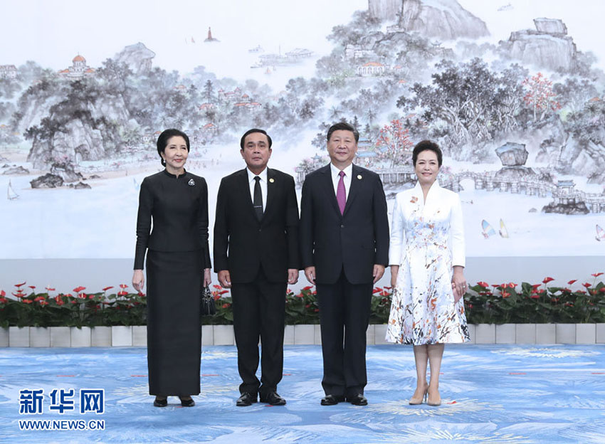 9月4日，國家主席習(xí)近平和夫人彭麗媛在廈門國際會議中心舉行宴會，歡迎金磚國家和新興市場國家與發(fā)展中國家對話會受邀國領(lǐng)導(dǎo)人及配偶、嘉賓。這是習(xí)近平和彭麗媛迎候泰國總理巴育夫婦。新華社記者 馬佔(zhàn)成 攝
