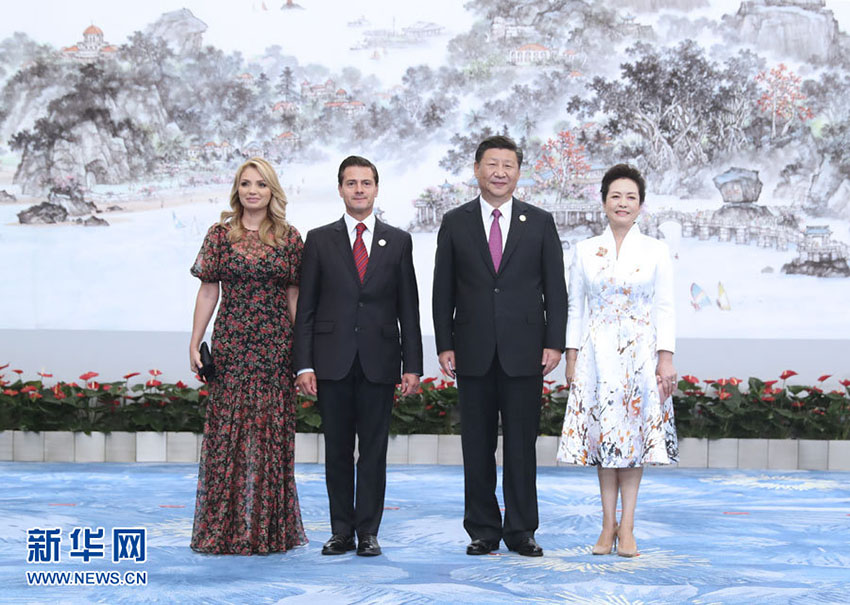 9月4日，國家主席習近平和夫人彭麗媛在廈門國際會議中心舉行宴會，歡迎金磚國家和新興市場國家與發(fā)展中國家對話會受邀國領(lǐng)導(dǎo)人及配偶、嘉賓。這是習近平和彭麗媛迎候墨西哥總統(tǒng)培尼亞夫婦。新華社記者 馬佔成 攝