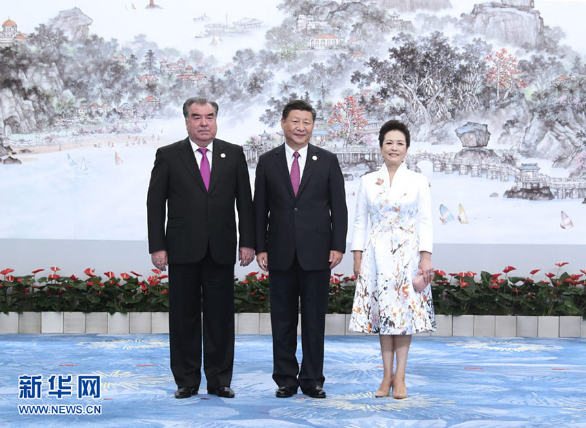 9月4日，國家主席習近平和夫人彭麗媛在廈門國際會議中心舉行宴會，歡迎金磚國家和新興市場國家與發(fā)展中國家對話會受邀國領導人及配偶、嘉賓。這是習近平和彭麗媛迎候塔吉克斯坦總統(tǒng)拉赫蒙。新華社記者 馬佔成 攝