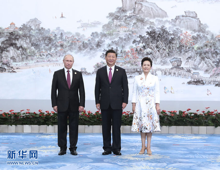 9月4日，國家主席習近平和夫人彭麗媛在廈門國際會議中心舉行宴會，歡迎金磚國家和新興市場國家與發(fā)展中國家對話會受邀國領(lǐng)導(dǎo)人及配偶、嘉賓。這是習近平和彭麗媛迎候俄羅斯總統(tǒng)普京。新華社記者 馬佔成 攝