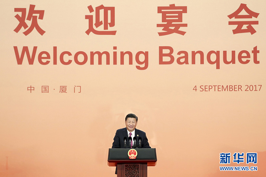 9月4日，國家主席習(xí)近平和夫人彭麗媛在廈門國際會議中心舉行宴會，歡迎金磚國家和新興市場國家與發(fā)展中國家對話會受邀國領(lǐng)導(dǎo)人及配偶、嘉賓。這是習(xí)近平在宴會上發(fā)表致辭。新華社記者 謝環(huán)馳 攝
