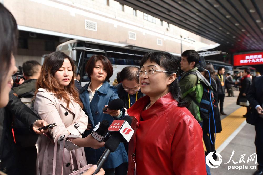 黨的十九大代表、大同五中教研室副主任續(xù)燁接受媒體採訪。（人民網(wǎng)記者 翁奇羽 攝）