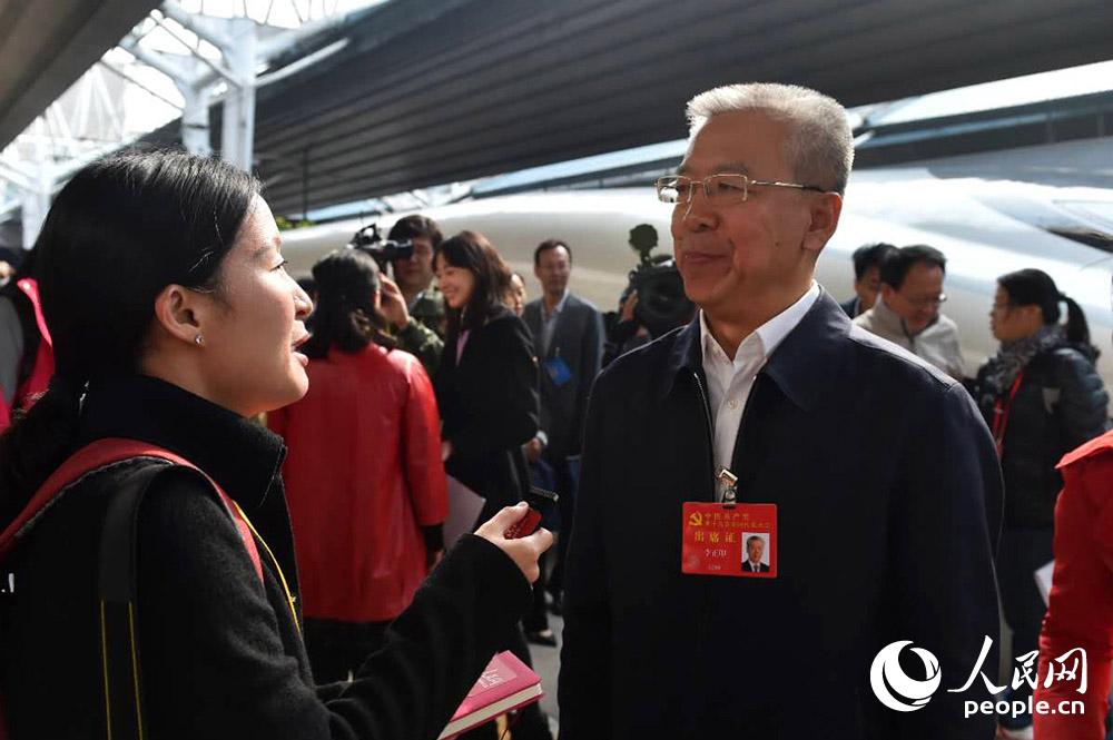 黨的十九大代表、山西省呂梁市委書記李正印接受人民網(wǎng)記者採訪。（人民網(wǎng)記者 翁奇羽 攝）