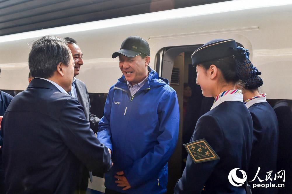 黨的十九大代表、山西省省委常委、組織部長吳漢聖走下火車。（人民網(wǎng)記者 翁奇羽 攝）