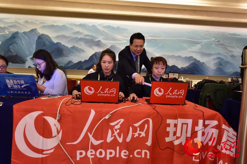 中國(guó)共產(chǎn)黨第十九次全國(guó)代表大會(huì)新聞發(fā)布會(huì)現(xiàn)場(chǎng),媒體記者忙碌調(diào)試設(shè)備(人民網(wǎng)記者 翁奇羽 攝)