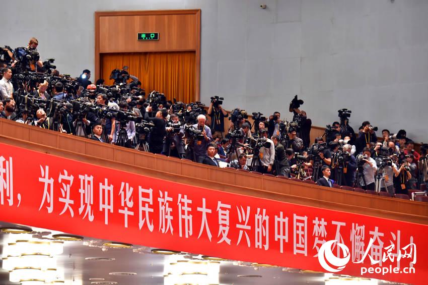 中國(guó)共產(chǎn)黨第十九次全國(guó)代表大會(huì)開幕會(huì)現(xiàn)場(chǎng),中外記者齊聚采訪。(人民網(wǎng)記者 翁奇羽 攝)