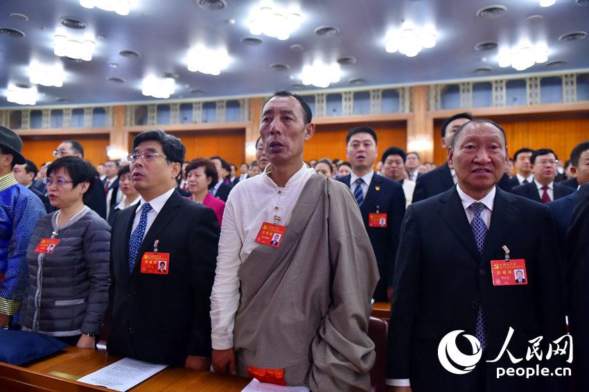 中國(guó)共產(chǎn)黨第十九次全國(guó)代表大會(huì)開(kāi)幕會(huì)現(xiàn)場(chǎng),代表起立唱國(guó)歌。(人民網(wǎng)記者 翁奇羽 攝)