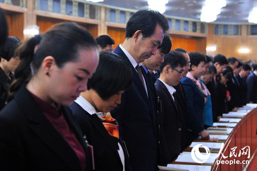 中國(guó)共產(chǎn)黨第十九次全國(guó)代表大會(huì)開(kāi)幕會(huì)現(xiàn)場(chǎng),代表為已故老一輩無(wú)產(chǎn)階級(jí)革命家和革命先烈默哀。(人民網(wǎng)記者 翁奇羽 攝)