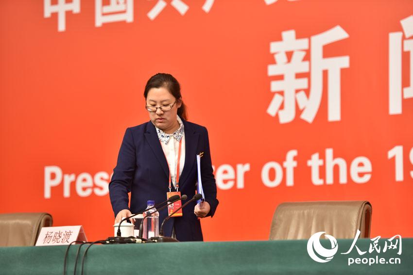 在十九大新聞中心舉行的“加強(qiáng)黨建工作和全面從嚴(yán)治黨”記者招待會(huì)即將開(kāi)始,圖為現(xiàn)場(chǎng)工作人員在做準(zhǔn)備。(人民網(wǎng)記者 王天樂(lè) 攝)