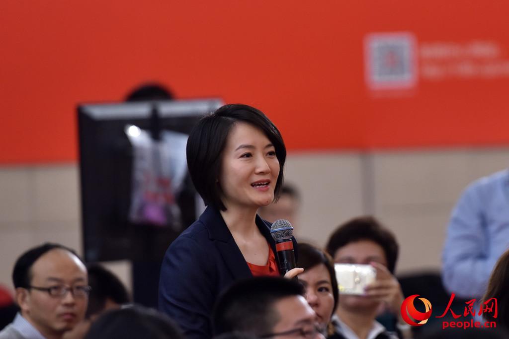 鳳凰衛(wèi)視、鳳凰網(wǎng)記者提問(wèn)。(人民網(wǎng)記者 王天樂(lè) 攝)