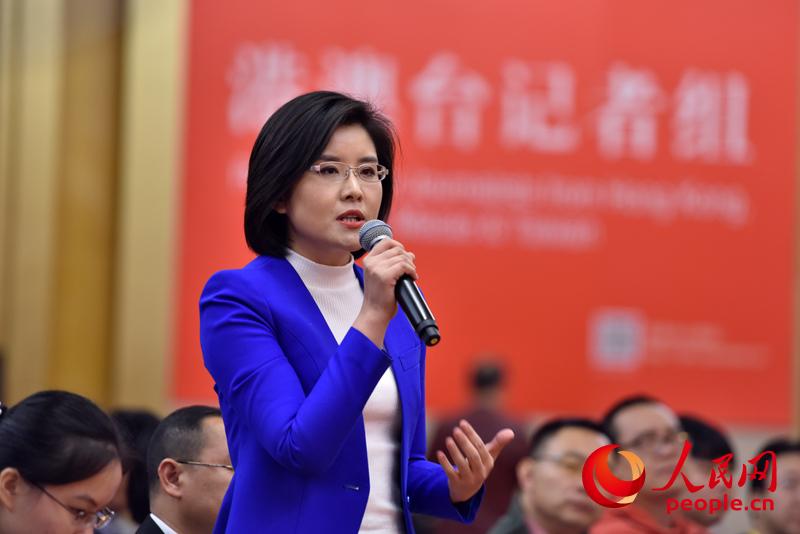 中央電視臺(tái)、中國(guó)國(guó)際電視臺(tái)記者提問(wèn)(人民網(wǎng) 王天樂(lè)攝)