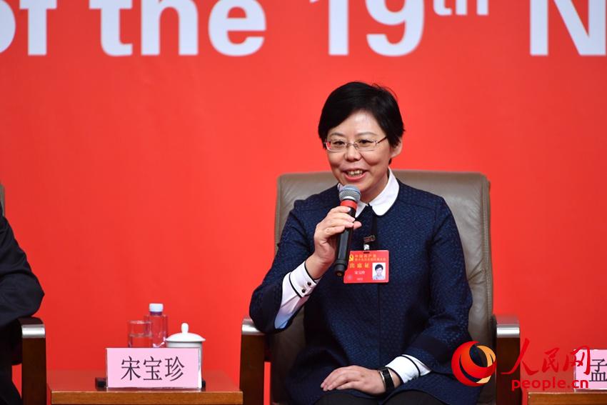中國(guó)藝術(shù)研究院話劇研究所所長(zhǎng)宋寶珍接受集體采訪。(人民網(wǎng)記者 于凱 攝)