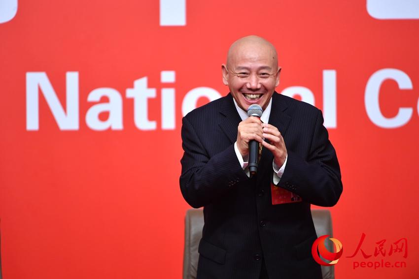 中國文學(xué)藝術(shù)界聯(lián)合會副主席、京劇表演藝術(shù)家孟廣祿接受集體采訪。(人民網(wǎng)記者 于凱 攝)