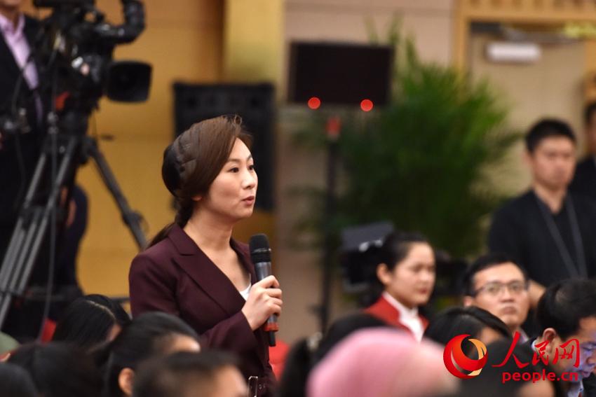 中國(guó)國(guó)際電視臺(tái)記者提問(wèn)。(人民網(wǎng)記者 王天樂(lè) 攝)