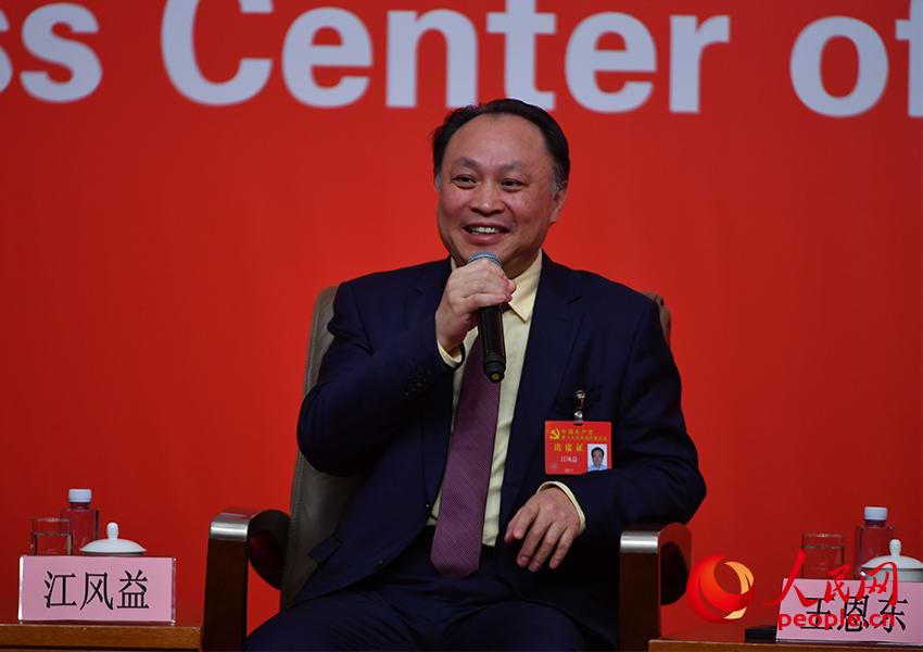 圖:南昌大學(xué)黨委常委、副校長(zhǎng)江風(fēng)益接受采訪(人民網(wǎng)記者 于凱 攝)