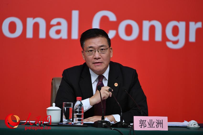 圖為中共中央對(duì)外聯(lián)絡(luò)部副部長(zhǎng)郭業(yè)洲介紹情況(人民網(wǎng)記者 于凱 攝)