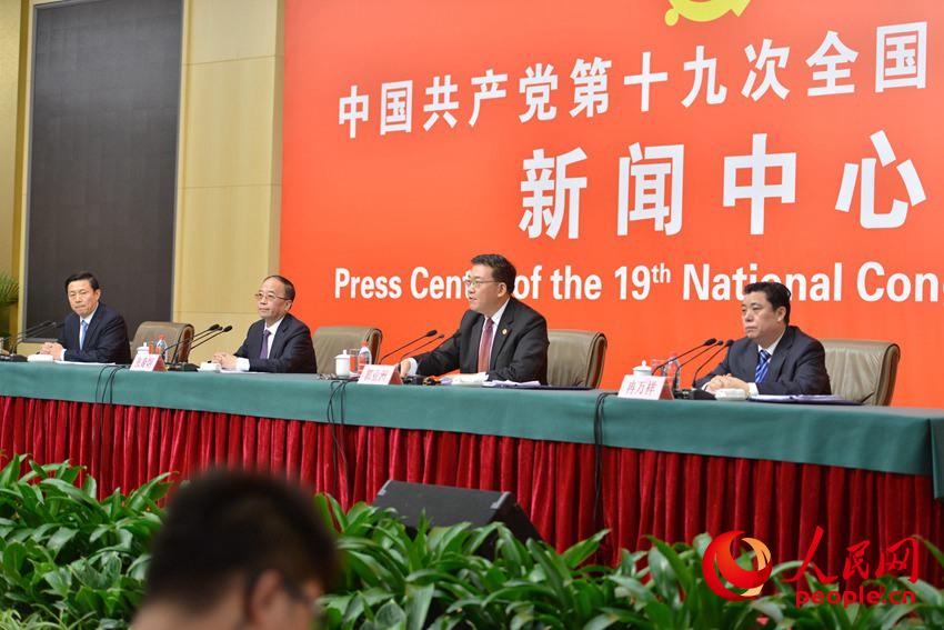 “黨的統(tǒng)一戰(zhàn)線(xiàn)工作和黨的對(duì)外交往”記者招待會(huì)現(xiàn)場(chǎng)。(人民網(wǎng)記者 郝勇 攝)