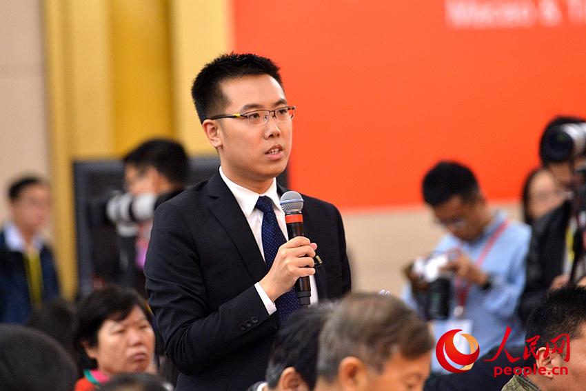 中央電視臺(tái)、中國(guó)國(guó)際電視臺(tái)記者提問(wèn)。(人民網(wǎng)記者 郝勇 攝)