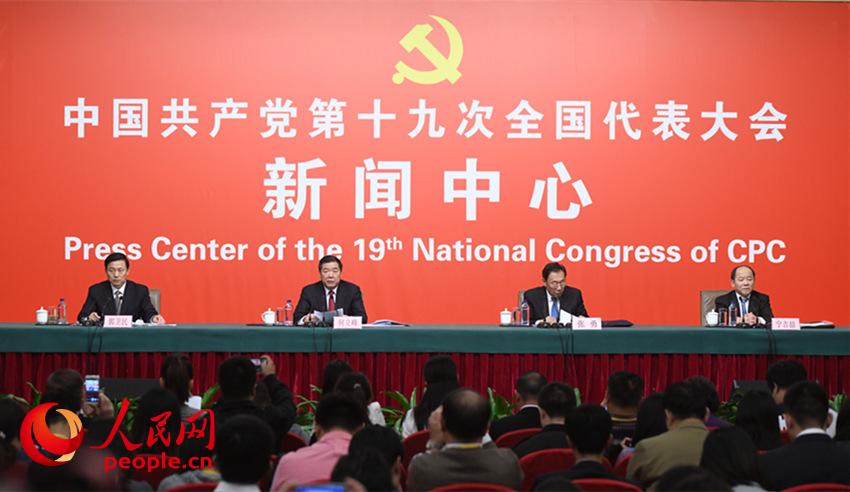 圖為“以新發(fā)展理念為引領(lǐng),推進中國經(jīng)濟平穩(wěn)健康可持續(xù)發(fā)展”記者招待會現(xiàn)場(人民網(wǎng)記者 于凱 攝)