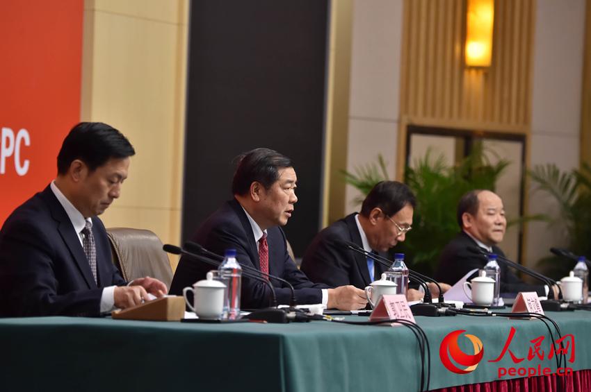 圖為“以新發(fā)展理念為引領(lǐng),推進(jìn)中國(guó)經(jīng)濟(jì)平穩(wěn)健康可持續(xù)發(fā)展”記者招待會(huì)現(xiàn)場(chǎng)(人民網(wǎng)記者 翁奇羽攝)