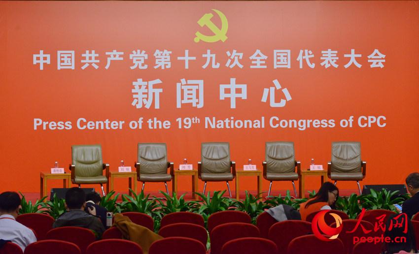 “中國(guó)特色強(qiáng)軍之路邁出堅(jiān)定步伐”采訪現(xiàn)場(chǎng)(人民網(wǎng) 郝勇攝)