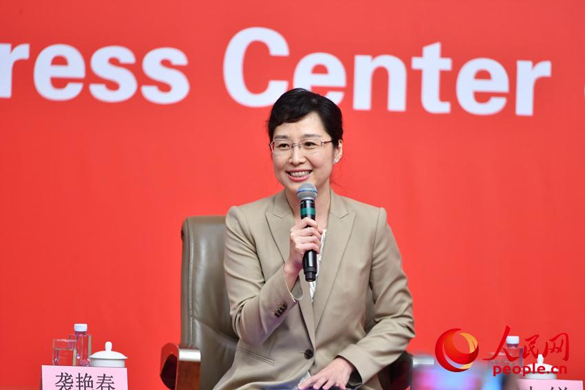主持人、十九大新聞中心負(fù)責(zé)人襲艷春(人民網(wǎng)記者 于凱攝)