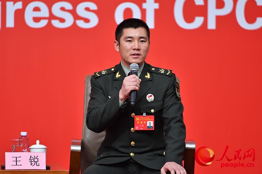 M陸軍第74集團(tuán)軍某合成旅兩棲裝甲突擊車(chē)車(chē)長(zhǎng)王銳介紹情況(人民網(wǎng)記者 于凱 攝)