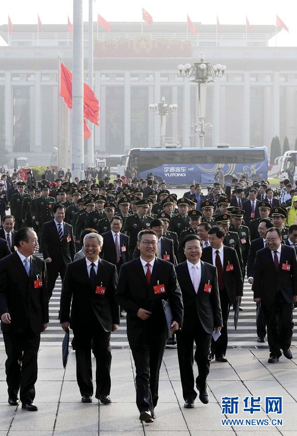 10月24日,中國共產(chǎn)黨第十九次全國代表大會(huì)在北京人民大會(huì)堂舉行閉幕會(huì)。這是代表步入會(huì)場。 新華社記者 殷剛 攝
