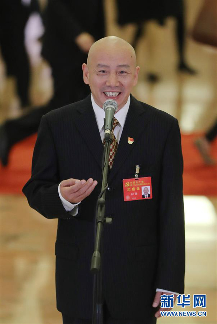 10月24日,中國(guó)共產(chǎn)黨第十九次全國(guó)代表大會(huì)閉幕會(huì)在北京人民大會(huì)堂舉行。這是閉幕會(huì)后,孟廣祿代表接受采訪(fǎng)。 新華社記者 殷剛 攝