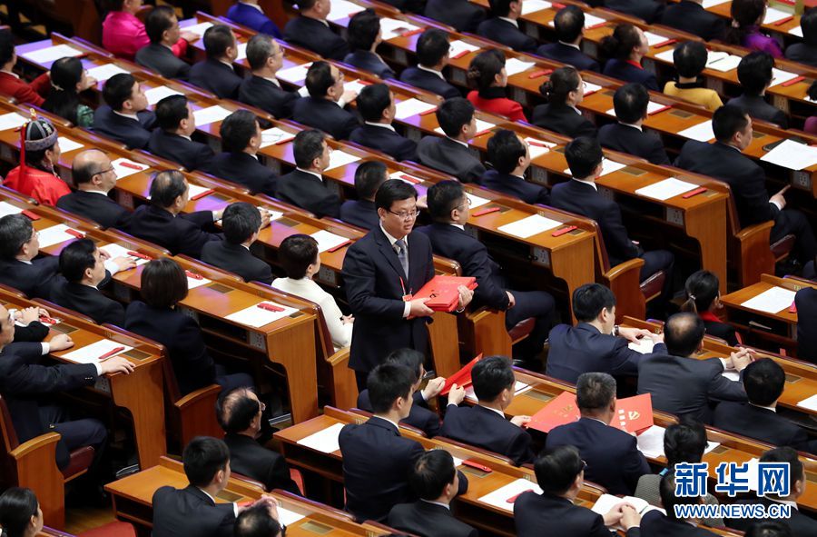 10月24日,中國(guó)共產(chǎn)黨第十九次全國(guó)代表大會(huì)閉幕會(huì)在北京人民大會(huì)堂舉行。這是工作人員在發(fā)選票。 新華社記者 王曄 攝