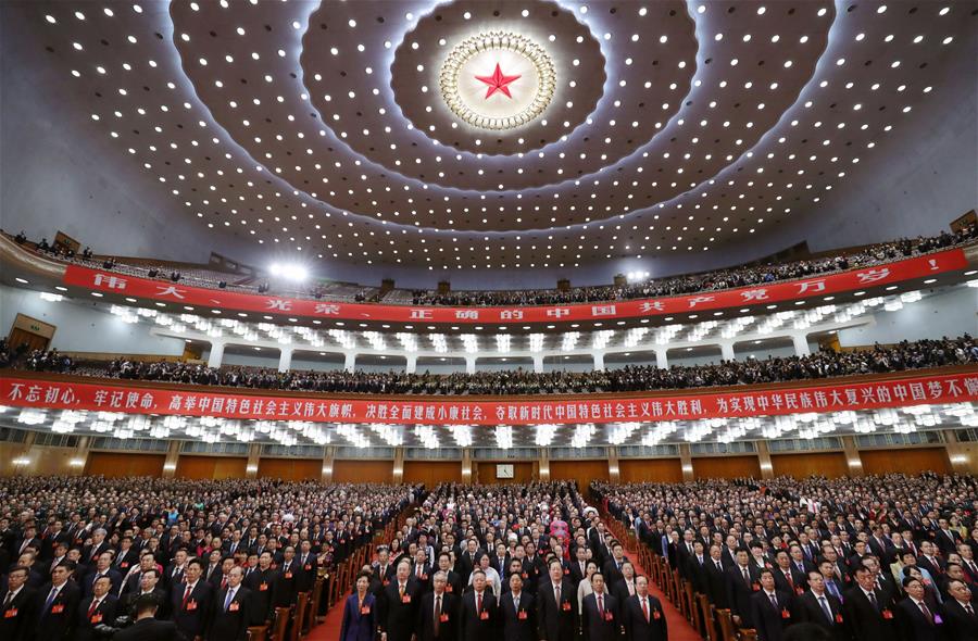 10月24日,中國共產(chǎn)黨第十九次全國代表大會(huì)閉幕會(huì)在北京人民大會(huì)堂舉行。這是全體起立,奏《國際歌》。 新華社記者 鞠鵬 攝