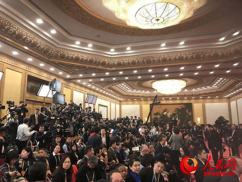十九屆中央政治局常委同中外記者見(jiàn)面會(huì)現(xiàn)場(chǎng)(人民網(wǎng)記者 孫海峰攝)
