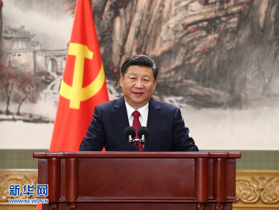 10月25日,剛剛在中共十九屆一中全會(huì)上當(dāng)選的中共中央總書記習(xí)近平和中央政治局常委李克強(qiáng)、栗戰(zhàn)書、汪洋、王滬寧、趙樂際、韓正在北京人民大會(huì)堂同采訪十九大的中外記者見面。這是習(xí)近平總書記發(fā)表講話。新華社記者 謝環(huán)馳 攝