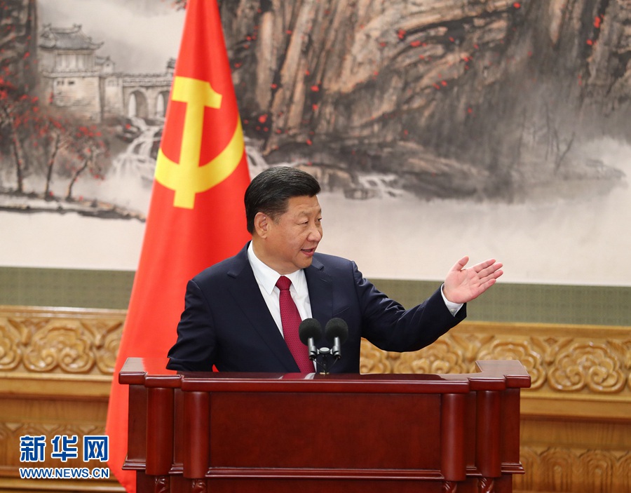 10月25日,剛剛在中共十九屆一中全會(huì)上當(dāng)選的中共中央總書記習(xí)近平和中央政治局常委李克強(qiáng)、栗戰(zhàn)書、汪洋、王滬寧、趙樂際、韓正在北京人民大會(huì)堂同采訪十九大的中外記者見面。這是習(xí)近平總書記發(fā)表講話。新華社記者 謝環(huán)馳 攝