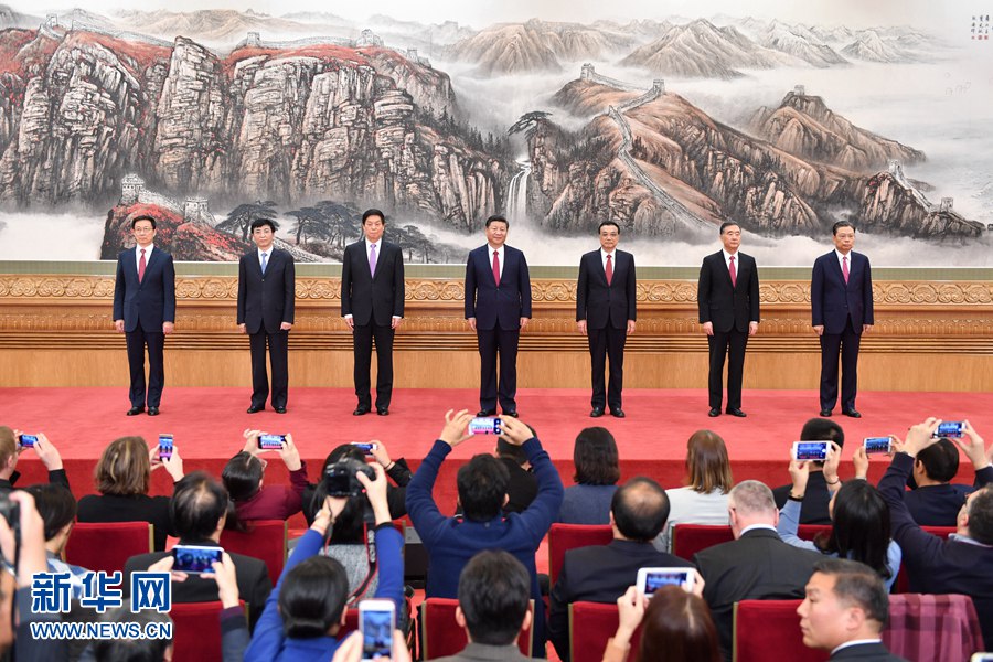 10月25日,剛剛在中共十九屆一中全會(huì)上當(dāng)選的中共中央總書記習(xí)近平和中央政治局常委李克強(qiáng)、栗戰(zhàn)書、汪洋、王滬寧、趙樂際、韓正在北京人民大會(huì)堂同采訪十九大的中外記者見面。新華社記者 李濤 攝