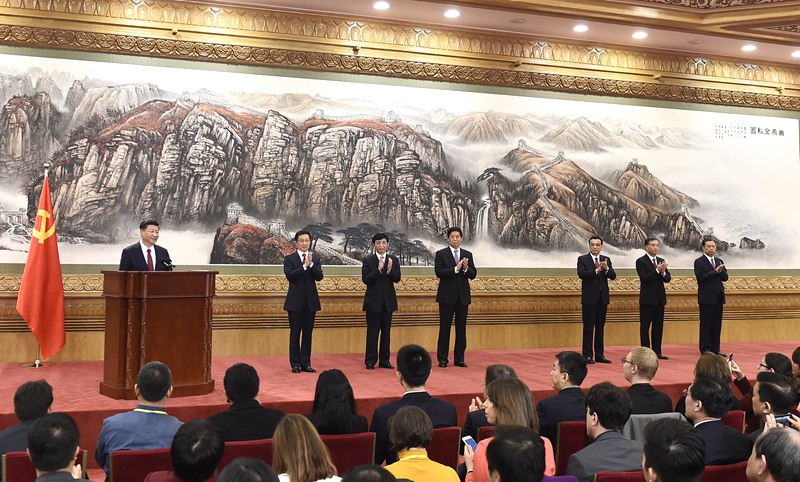 10月25日,剛剛在中國共產(chǎn)黨第十九屆中央委員會第一次全體會議上當選的中共中央總書記習(xí)近平和中共中央政治局常委李克強、栗戰(zhàn)書、汪洋、王滬寧、趙樂際、韓正在人民大會堂同採訪十九大的中外記者親切見面。新華社記者 燕雁 攝