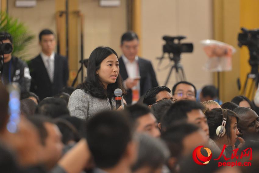 澳門(mén)澳亞衛(wèi)視記者提問(wèn)。(人民網(wǎng)記者 王天樂(lè)攝)