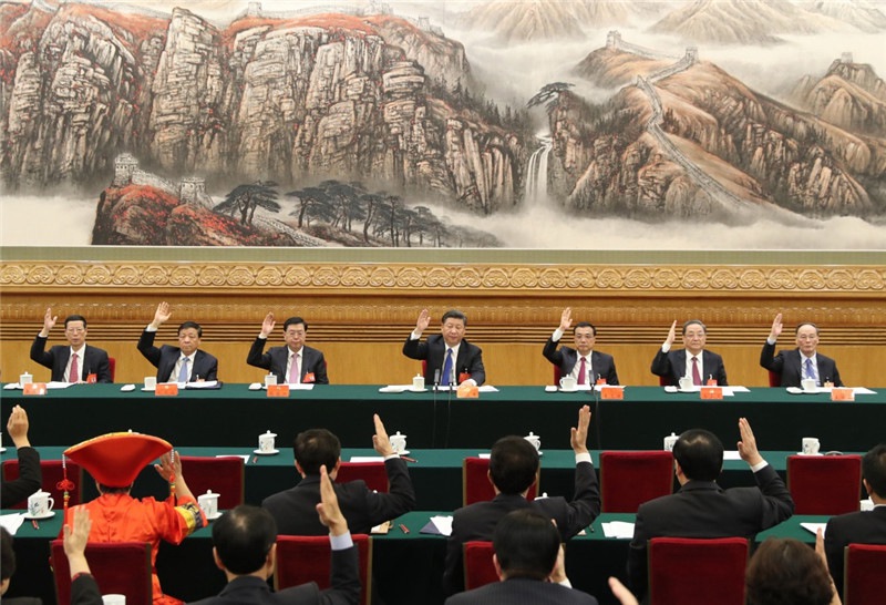 10月17日，中國(guó)共產(chǎn)黨第十九次全國(guó)代表大會(huì)主席團(tuán)在北京人民大會(huì)堂舉行第一次會(huì)議。習(xí)近平同志出席會(huì)議並作重要講話。新華社記者 鞠鵬 攝