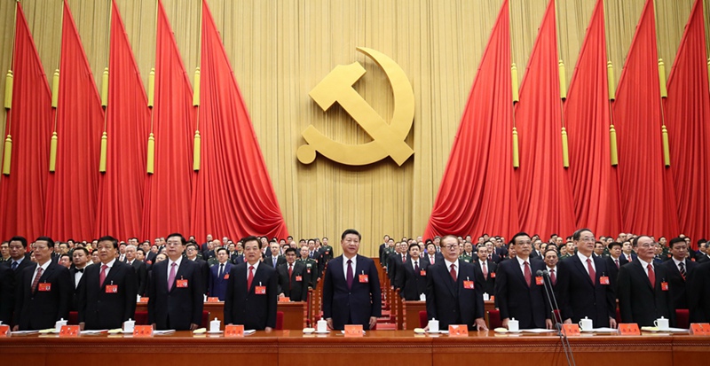 10月18日，中國(guó)共產(chǎn)黨第十九次全國(guó)代表大會(huì)在北京人民大會(huì)堂開幕。這是習(xí)近平、李克強(qiáng)、張德江、俞正聲、劉雲(yún)山、王岐山、張高麗、江澤民、胡錦濤在主席臺(tái)上。新華社記者 蘭紅光 攝