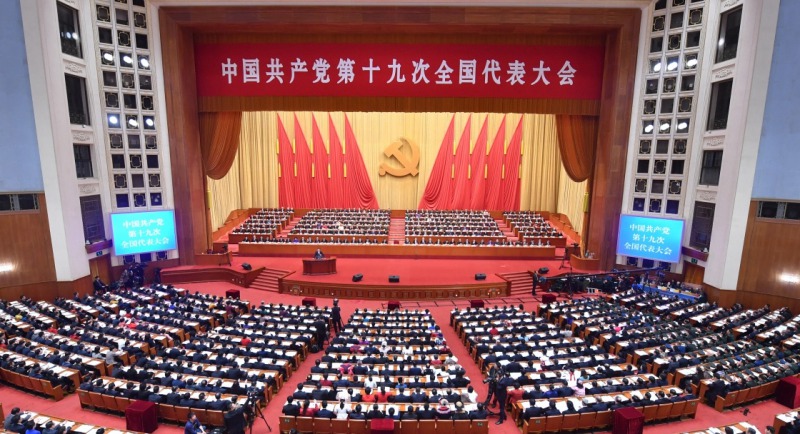 10月18日，中國(guó)共產(chǎn)黨第十九次全國(guó)代表大會(huì)在北京人民大會(huì)堂開(kāi)幕。習(xí)近平代表第十八屆中央委員會(huì)向大會(huì)作報(bào)告。新華社記者 李濤 攝