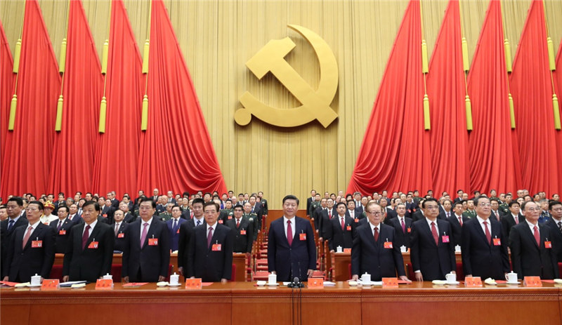 10月24日，中國共產(chǎn)黨第十九次全國代表大會在北京人民大會堂勝利閉幕。這是習(xí)近平、李克強(qiáng)、張德江、俞正聲、劉雲(yún)山、王岐山、張高麗、江澤民、胡錦濤在主席臺上。新華社記者 鞠鵬 攝