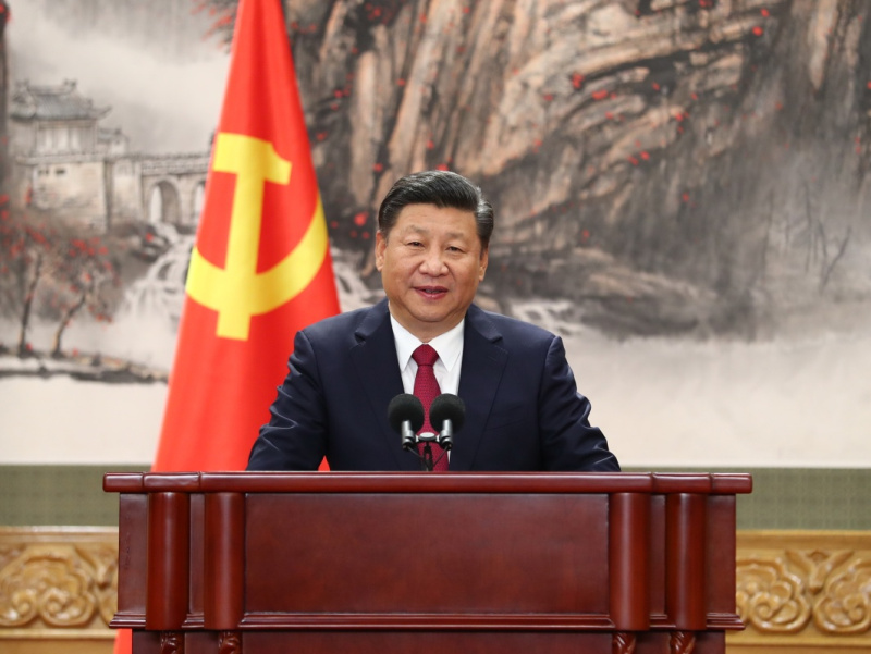 10月25日，剛剛在中共十九屆一中全會上當選的中共中央總書記習近平和中央政治局常委李克強、栗戰(zhàn)書、汪洋、王滬寧、趙樂際、韓正在北京人民大會堂同採訪十九大的中外記者見面。這是習近平總書記發(fā)表講話。新華社記者 謝環(huán)馳 攝