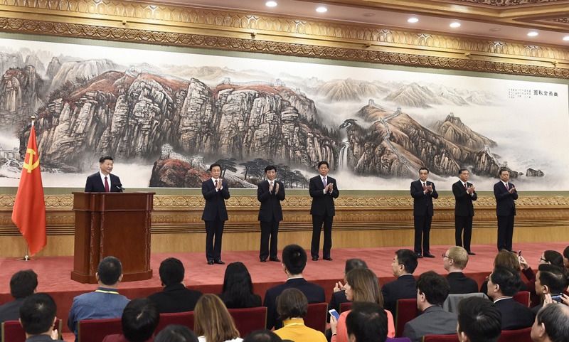 10月25日，剛剛在中國共產黨第十九屆中央委員會第一次全體會議上當選的中共中央總書記習近平和中共中央政治局常委李克強、栗戰(zhàn)書、汪洋、王滬寧、趙樂際、韓正在人民大會堂同採訪十九大的中外記者親切見面。新華社記者 燕雁 攝