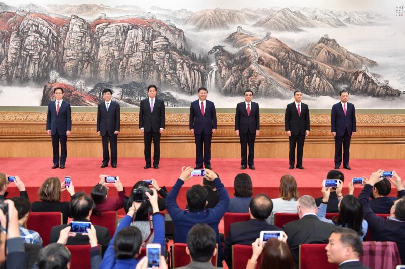 10月25日，剛剛在中共十九屆一中全會(huì)上當(dāng)選的中共中央總書(shū)記習(xí)近平和中央政治局常委李克強(qiáng)、栗戰(zhàn)書(shū)、汪洋、王滬寧、趙樂(lè)際、韓正在北京人民大會(huì)堂同採(cǎi)訪十九大的中外記者見(jiàn)面。新華社記者 李濤 攝