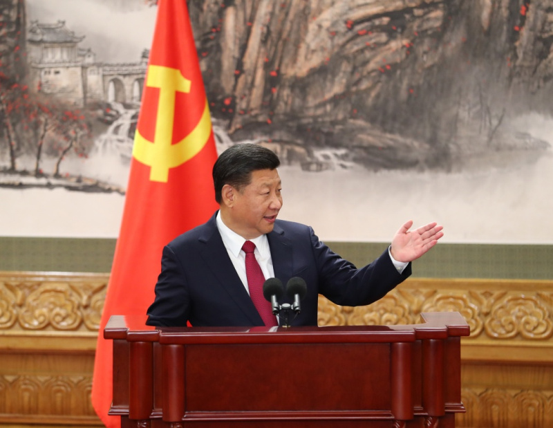 10月25日，剛剛在中共十九屆一中全會上當選的中共中央總書記習近平和中央政治局常委李克強、栗戰(zhàn)書、汪洋、王滬寧、趙樂際、韓正在北京人民大會堂同採訪十九大的中外記者見面。這是習近平總書記發(fā)表講話。新華社記者 謝環(huán)馳 攝