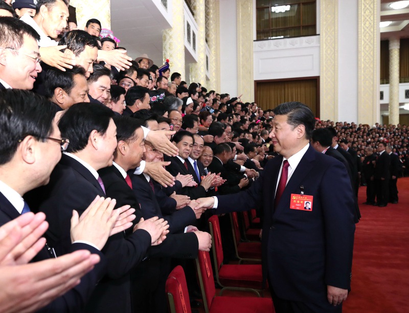 10月25日下午，中央領(lǐng)導(dǎo)同志在北京人民大會(huì)堂同出席黨的十九大代表、特邀代表和列席人員合影留念。這是習(xí)近平同志與代表親切交談。新華社記者 蘭紅光 攝