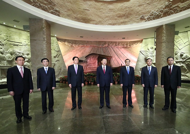 10月31日，中共中央總書記、國家主席、中央軍委主席習(xí)近平帶領(lǐng)中共中央政治局常委李克強、栗戰(zhàn)書、汪洋、王滬寧、趙樂際、韓正，瞻仰上海中共一大會址和浙江嘉興南湖紅船。這是31日下午，習(xí)近平在南湖革命紀(jì)念館參觀結(jié)束時發(fā)表重要講話。新華社記者 蘭紅光 攝