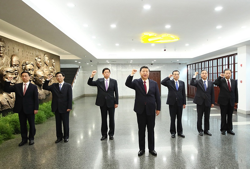 10月31日，中共中央總書記、國(guó)家主席、中央軍委主席習(xí)近平帶領(lǐng)中共中央政治局常委李克強(qiáng)、栗戰(zhàn)書、汪洋、王滬寧、趙樂際、韓正，瞻仰上海中共一大會(huì)址和浙江嘉興南湖紅船。這是31日上午，在上海中共一大會(huì)址紀(jì)念館，習(xí)近平帶領(lǐng)其他中共中央政治局常委同志一起重溫入黨誓詞。新華社記者 蘭紅光 攝
